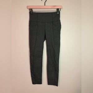 Women’s Athleta Leggings Black/Gray Metro High Rise Criss Cross Pattern size XS